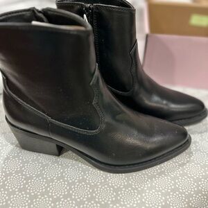Serra Classic Black Ankle Boots